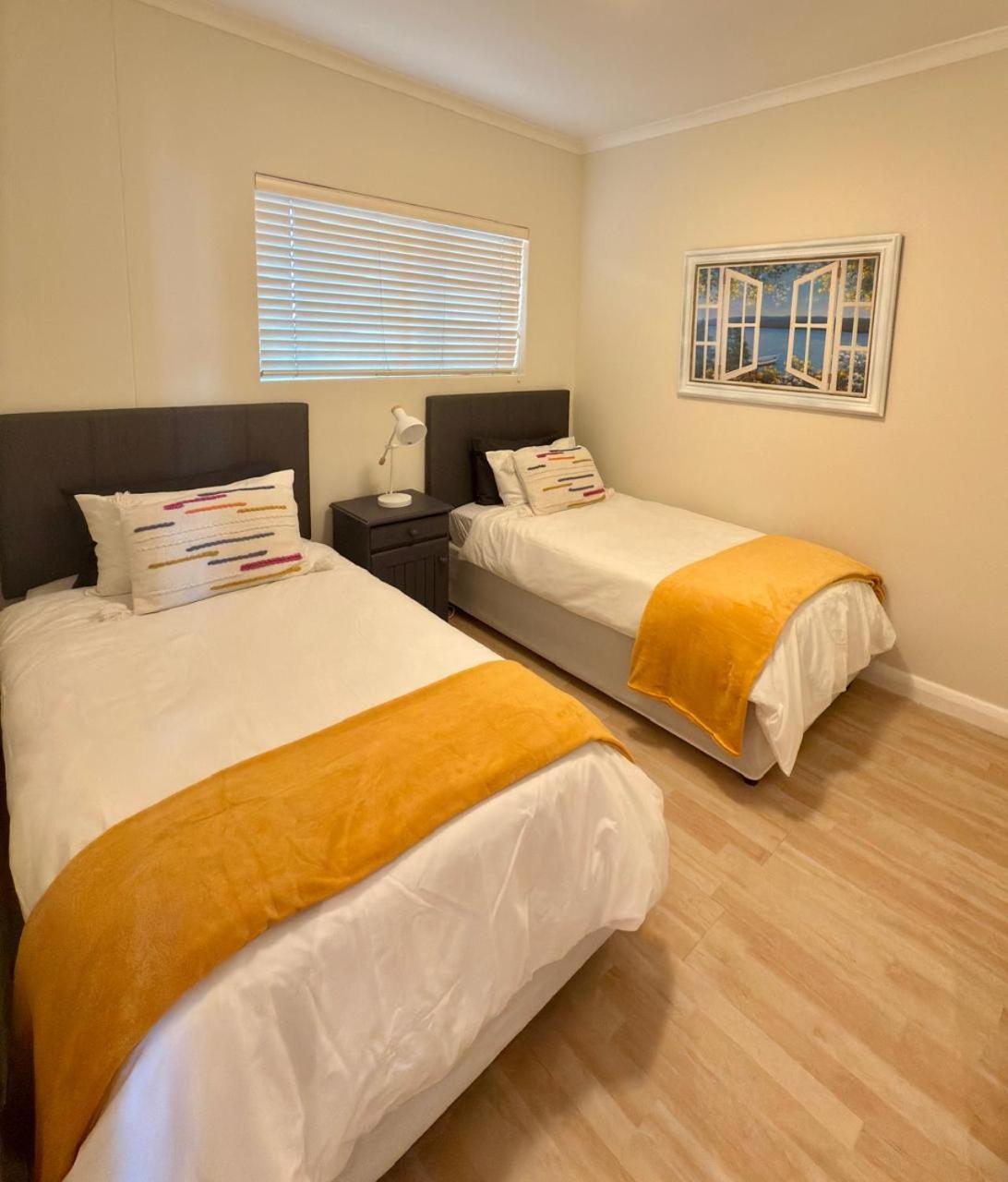Beautiful 2 Bedroom With Ocean Views, Bloubergstrand Apartment Cape Town